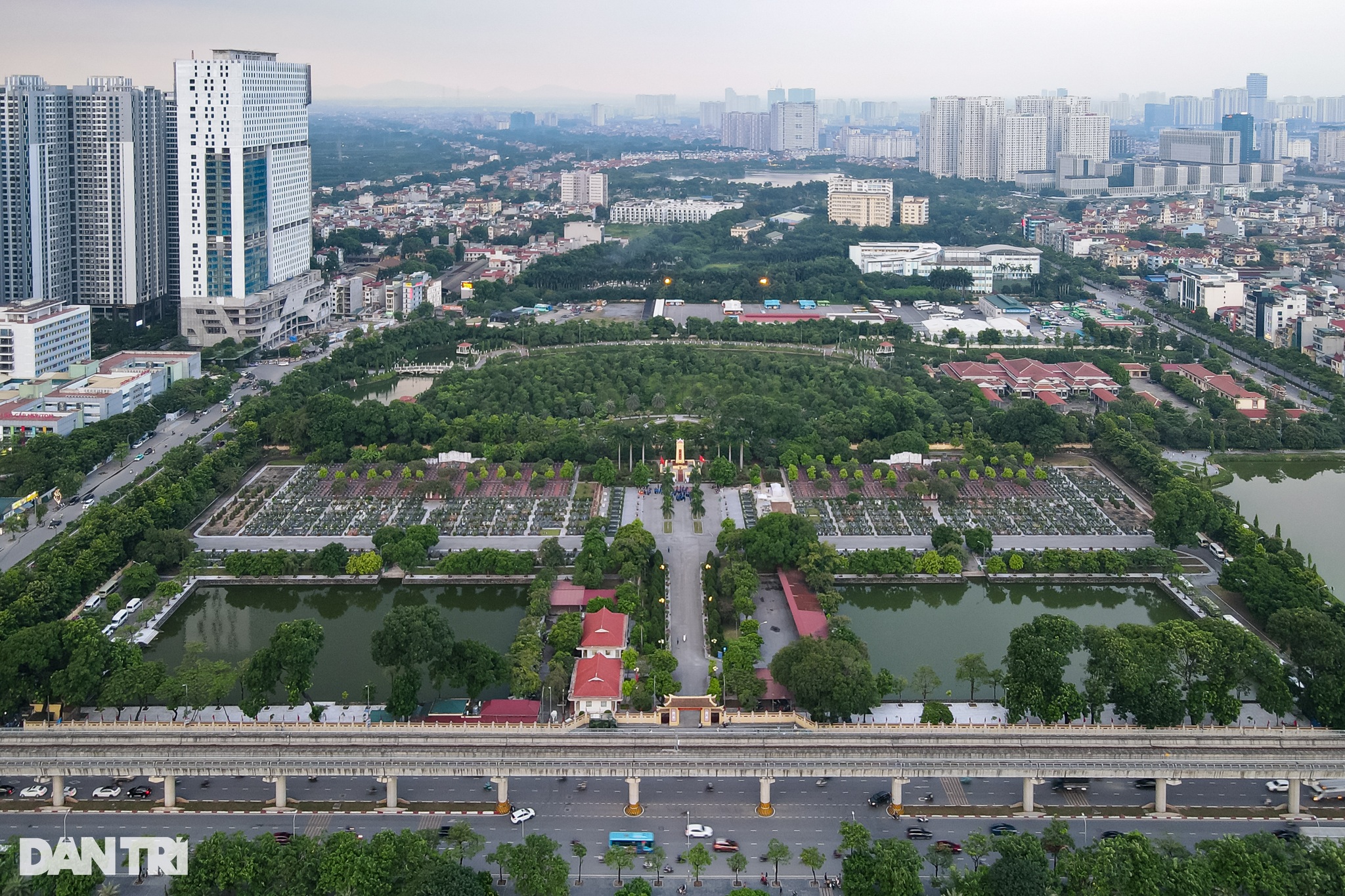 View - Người dân dâng hương, tri ân Anh hùng liệt sĩ tại nghĩa trang Mai Dịch | Báo Dân trí