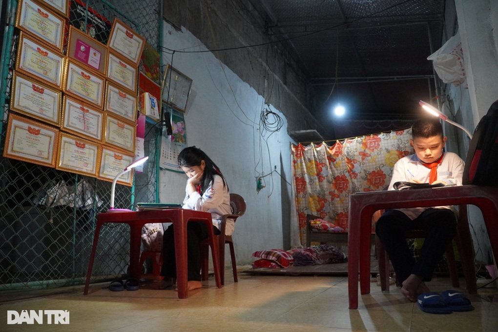 Người mẹ mù lòa khẩn cầu mọi người cứu giúp 2 đứa con - 4 Người mẹ mù lòa khẩn cầu mọi người cứu giúp 2 đứa con - 4