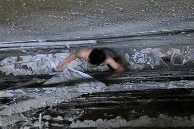 Bất ngờ về nguyên nhân người đàn ông "bỗng dưng" mắc kẹt giữa khe tường