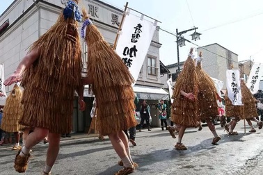 Ném nước vào người chim, xoay cầu lửa quanh đầu và loạt lễ hội kỳ lạ ở Nhật