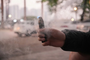 Người trẻ mắc nhiều bệnh người già vì thuốc lá điện tử