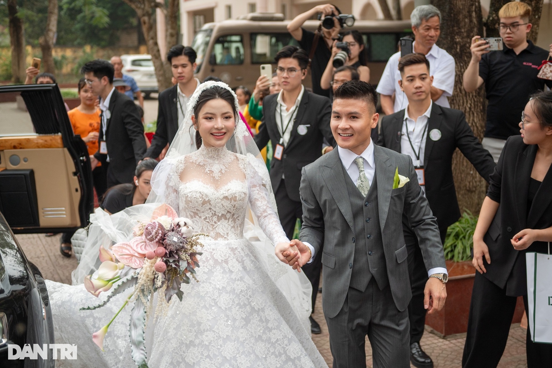 Cô dâu Chu Thanh Huyền xuất hiện xinh đẹp, sánh đôi tình tứ bên Quang Hải - 6 Cô dâu Chu Thanh Huyền xuất hiện xinh đẹp, sánh đôi tình tứ bên Quang Hải - 6