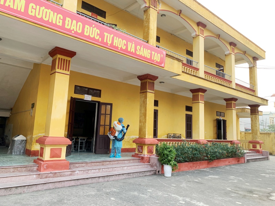 Ninh Bình cho học sinh nghỉ học, phun thuốc khử trùng các trường chống dịch Corona - 2 Ninh Bình cho học sinh nghỉ học, phun thuốc khử trùng các trường chống dịch Corona - 2