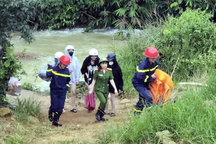 Cảnh sát giải cứu 4 nữ sinh bị nước lũ cô lập ở Lâm Đồng