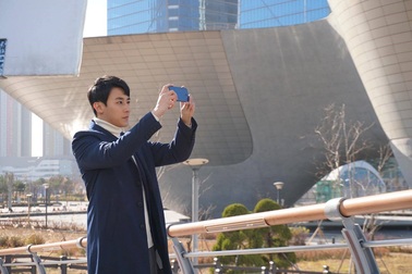 Blue Aurora - chấm phá mới trong cuộc chơi sắc màu của đại gia smartphone