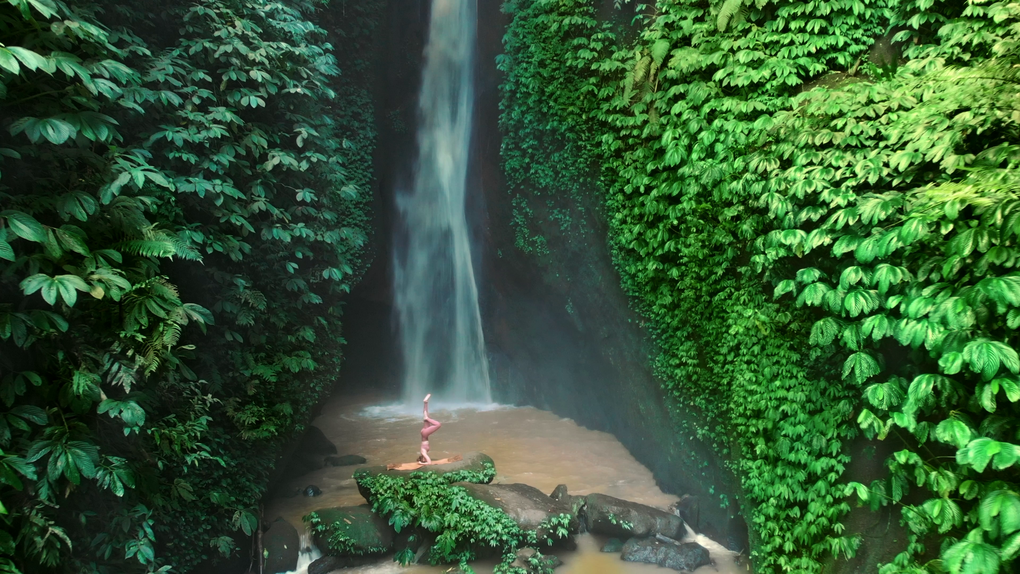 Én vàng Phụng Yến tạo dáng yoga gợi cảm ở thác nước, rừng sâu - 2 Én vàng Phụng Yến tạo dáng yoga gợi cảm ở thác nước, rừng sâu - 2
