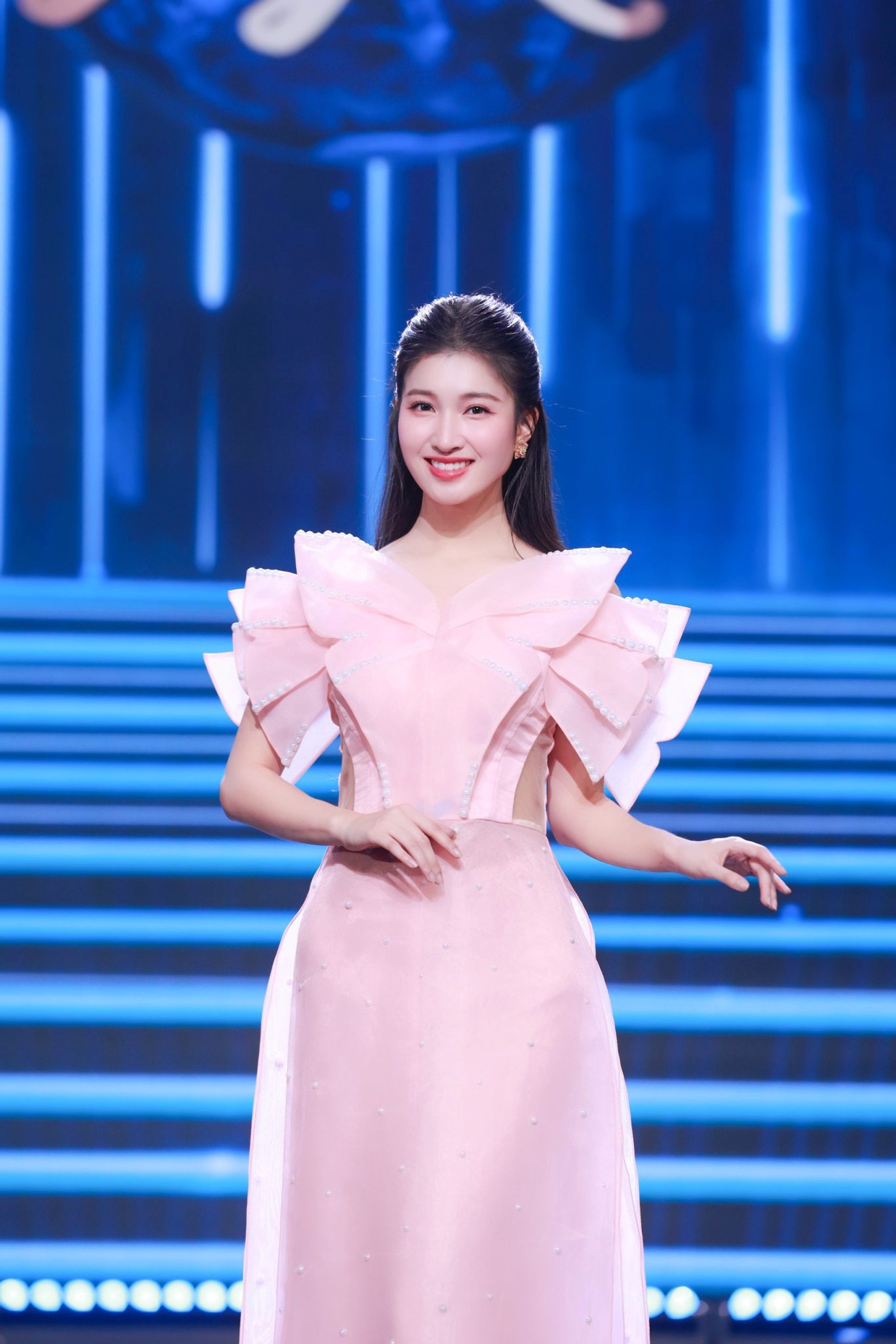 Á hậu Phương Nhi ưa chuộng áo dài nền nã, chuẩn phụ nữ Việt - 4 Á hậu Phương Nhi ưa chuộng áo dài nền nã, chuẩn phụ nữ Việt - 4