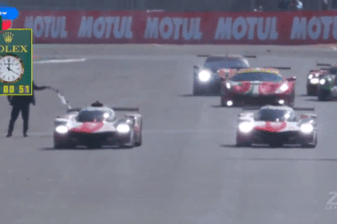 Trọng tài cầm cờ suýt gặp tai nạn chết người trên đường đua Le Mans