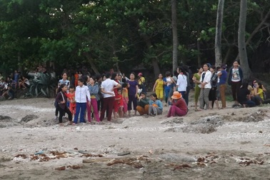 Hai anh em họ tử nạn trong hố khai thác cát dưới sông Lam