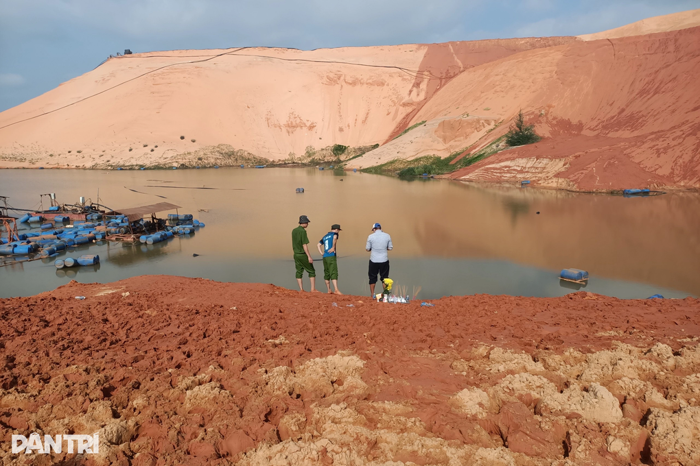 Tìm thấy thi thể thứ 2 trong vụ sập bãi thải titan ở Bình Thuận - 1 Tìm thấy thi thể thứ 2 trong vụ sập bãi thải titan ở Bình Thuận - 1