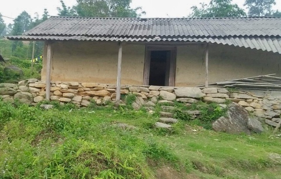 Lớp học tường đất xuống cấp đe dọa tính mạng hàng chục em nhỏ - 3 Lớp học tường đất xuống cấp đe dọa tính mạng hàng chục em nhỏ - 3