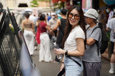 Nguyễn Á trở lại với sách ảnh mới, hút giới trẻ đến Đường sách TPHCM