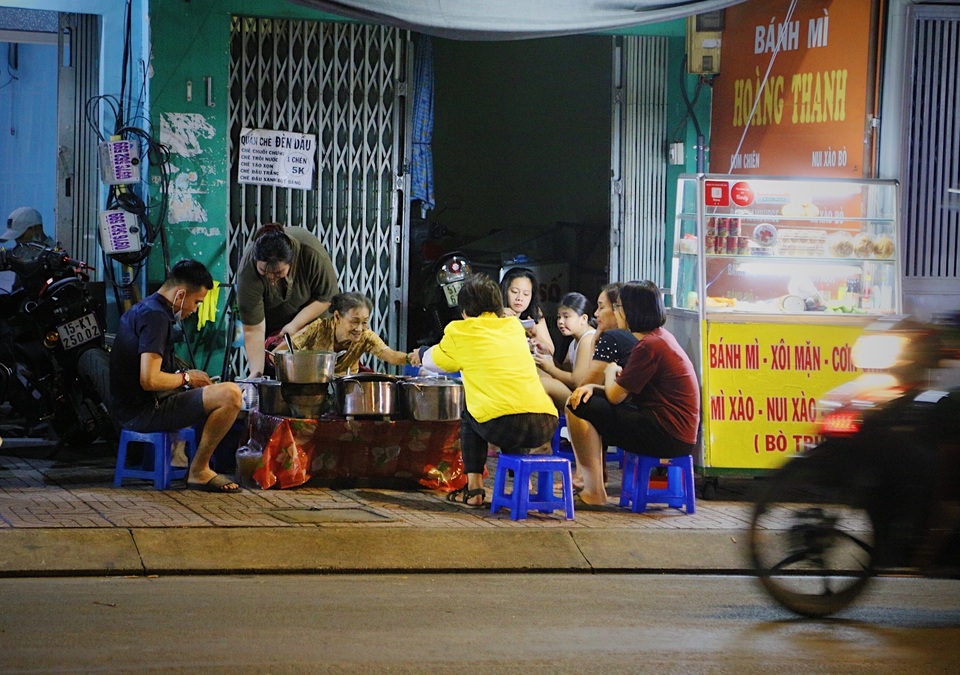 Cụ bà, nồi chè và gần 50 năm tuổi nghề nơi vỉa hè Sài Gòn - 13 Cụ bà, nồi chè và gần 50 năm tuổi nghề nơi vỉa hè Sài Gòn - 13