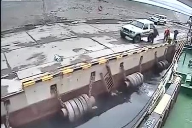 Trễ chuyến tàu, hành khách vội vàng nhảy nhầm xuống biển