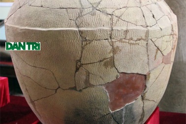 Cận cảnh quan tài bằng chum cổ hơn 2000 năm được phục dựng thành công