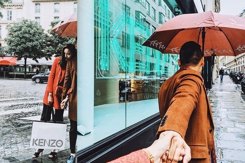 Kỳ Duyên công khai tựa vai, nắm tay bạn trai trong ngày mưa Paris