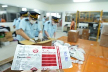 Hải quan bắt hơn 60.000 viên thuốc điều trị Covid-19 "núp bóng" thực phẩm