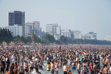 Cảnh trái ngược ở biển Sầm Sơn trong cao điểm du lịch hè