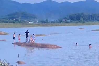 Hai nam sinh đuối nước tử vong ở đập nước thủy lợi