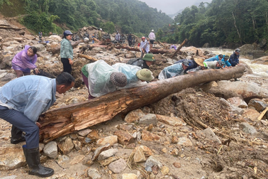 Công an Lào Cai huy động 300 người tìm kiếm cứu nạn các nạn nhân bị lũ cuốn