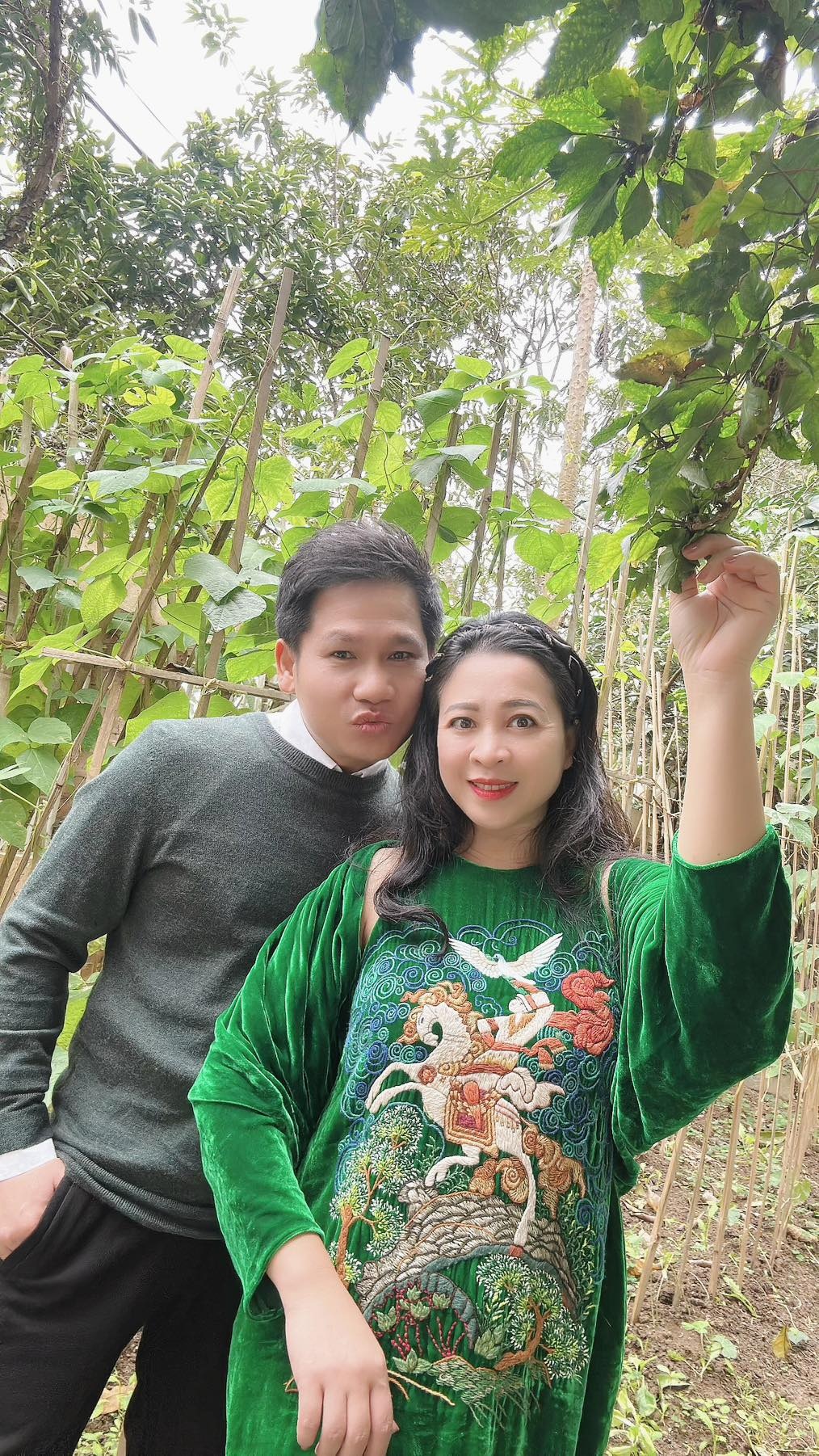 View - Trọng Tấn tuổi U50 : Hôn nhân viên mãn, thích trồng cây, uống trà | Báo Dân trí