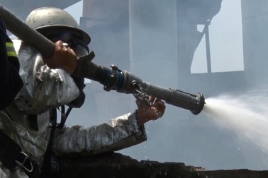 Cháy nổ tại xưởng gỗ, công nhân nháo nhào dập lửa