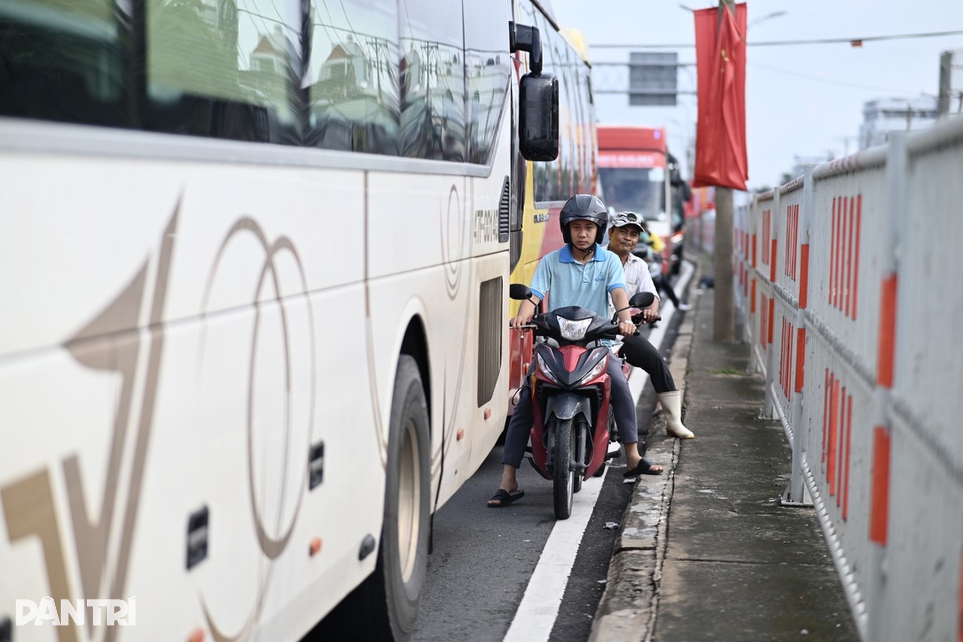 Ùn ứ kéo dài tại cửa ngõ TPHCM ngày đầu đi làm sau lễ - 5 Ùn ứ kéo dài tại cửa ngõ TPHCM ngày đầu đi làm sau lễ - 5
