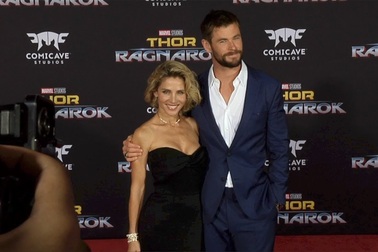 Chris Hemsworth đẹp đôi bên vợ