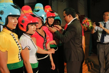 Tặng 4.000 mũ bảo hiểm đặc biệt thiết kế riêng cho phụ nữ Thái