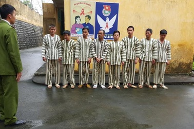 Bắt quả tang 8 cán bộ nhân viên đường sắt đánh bạc