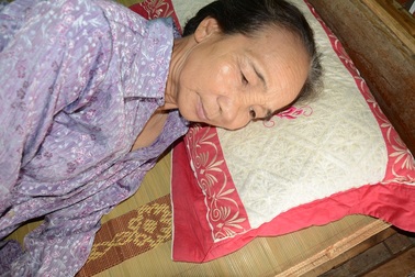 Đi thăm con trai bị tâm thần, mẹ gặp tai nạn phải cưa bỏ 1 chân