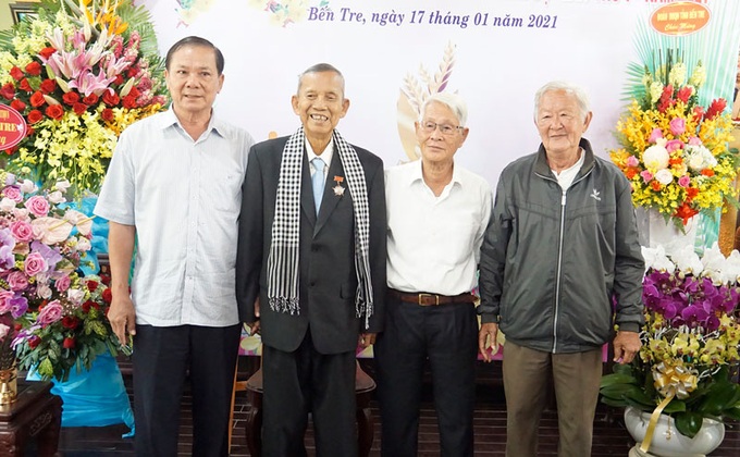 Những lời xúc động trong sổ tang nguyên Phó Thủ tướng Trương Vĩnh Trọng - Ảnh 5. Những lời xúc động trong sổ tang nguyên Phó Thủ tướng Trương Vĩnh Trọng - Ảnh 5.