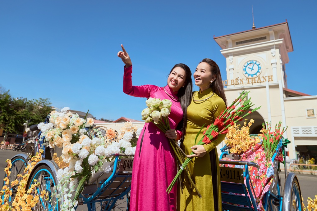Út Trong Đất phương Nam hiếm hoi lộ diện, khoe dáng với áo dài trên phố - 9 Út Trong Đất phương Nam hiếm hoi lộ diện, khoe dáng với áo dài trên phố - 9