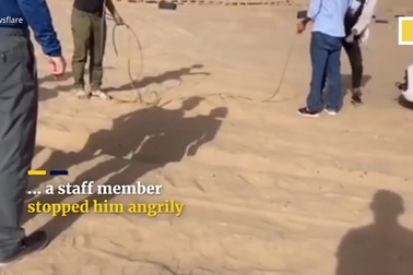 Trung Quốc: Tạo bẫy để xe bị lún xuống cát và trục lợi