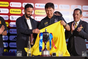 Báo Đông Nam Á nói lời đặc biệt về HLV Kim Sang Sik sau trận thắng Man Utd