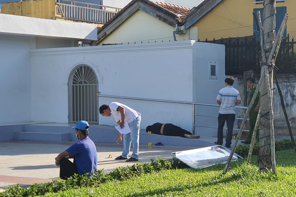 Phát hiện một người đàn ông tử vong bất thường ở công viên - 2