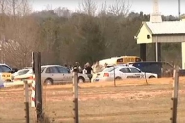 Xe buýt chở học sinh bị tấn công, một người thiệt mạng