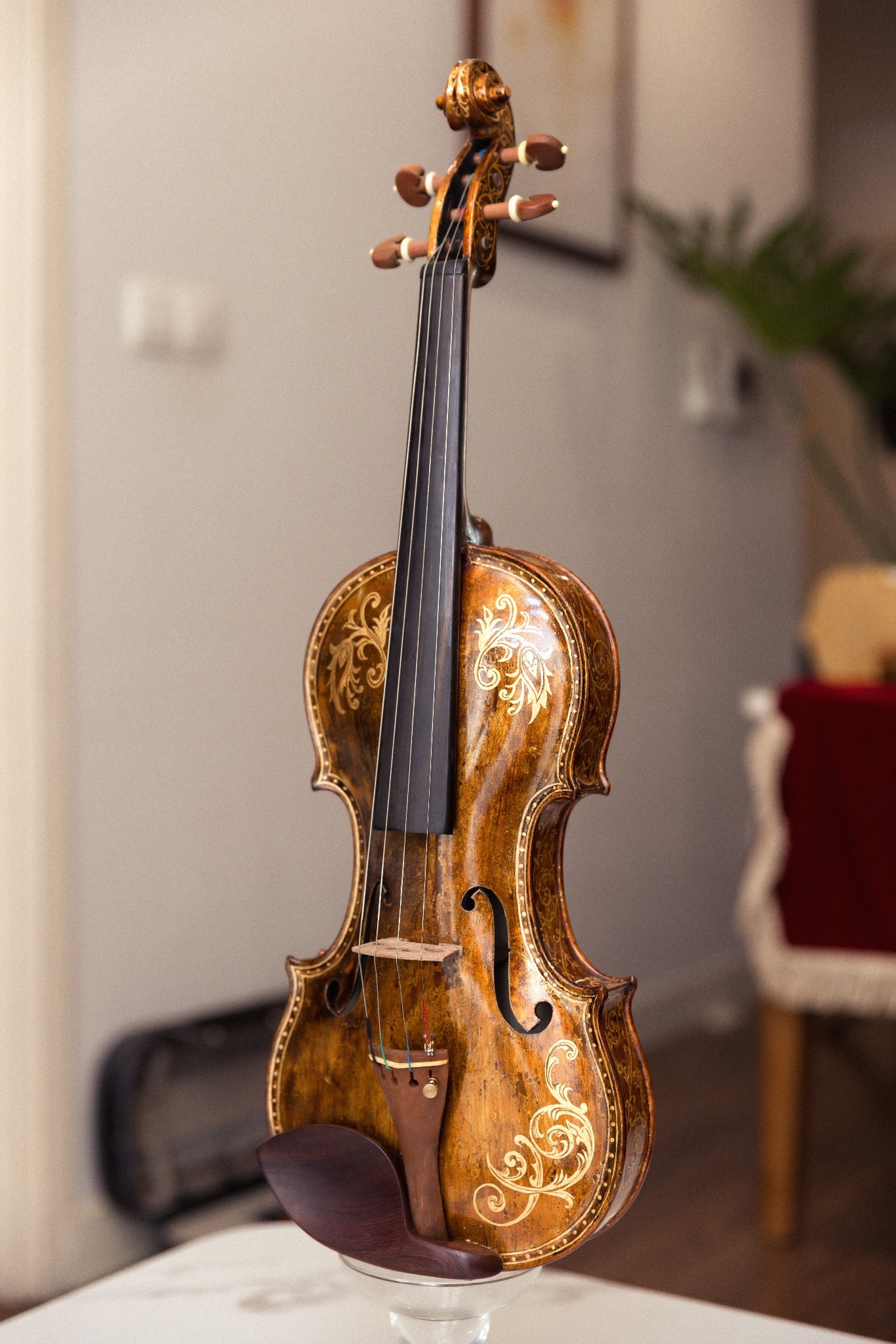 Nghệ sĩ, nghệ nhân Xuân Huy tiết lộ về bộ sưu tập violin sứ độc bản - 1