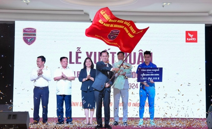 Ông Hồ Hồng Thạch – Chủ tịch HĐQT Cty CP CLB Bóng đá Becamex Bình Dương phất cờ xuất quân.