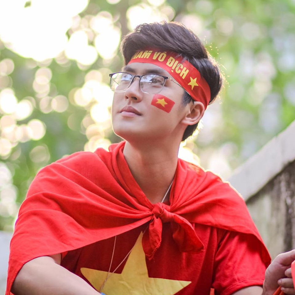 Bị áp lực và thị phi bủa vây, “thầy giáo soái ca” dừng livestream giảng bài - 5 Bị áp lực và thị phi bủa vây, “thầy giáo soái ca” dừng livestream giảng bài - 5