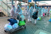 Người dân Ninh Bình vỡ òa khi về đến quê nhà trên chuyến tàu đặc biệt