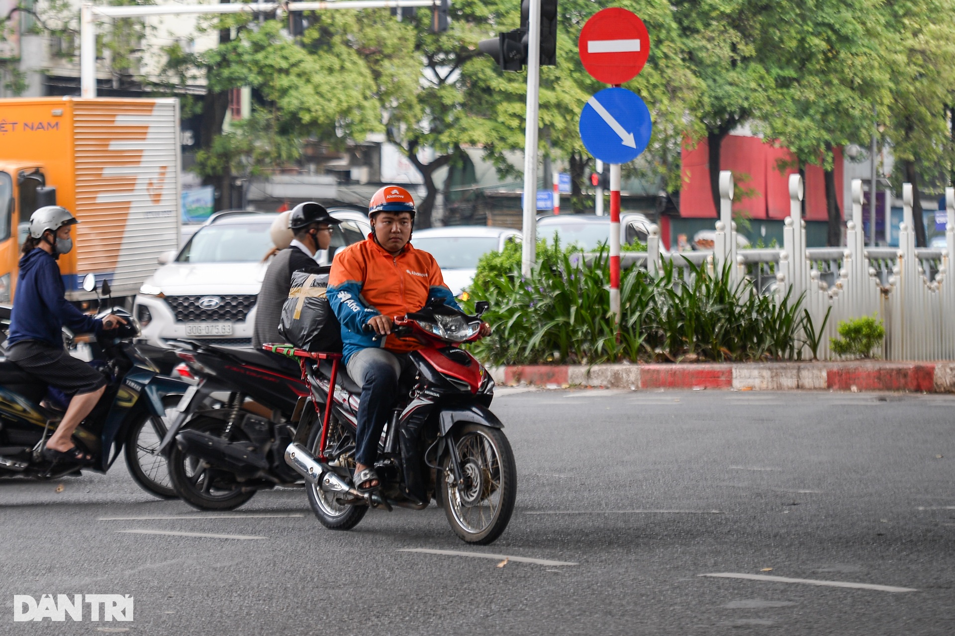 Muôn vàn kiểu vi phạm luật giao thông của tài xế xe ôm công nghệ ở Hà Nội - 4 Muôn vàn kiểu vi phạm luật giao thông của tài xế xe ôm công nghệ ở Hà Nội - 4