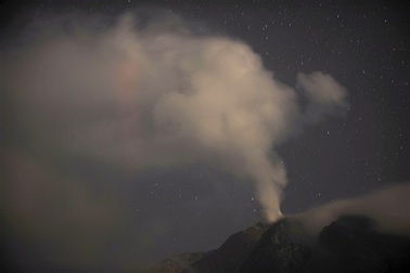 Núi lửa Indonesia lại phun trào dữ dội