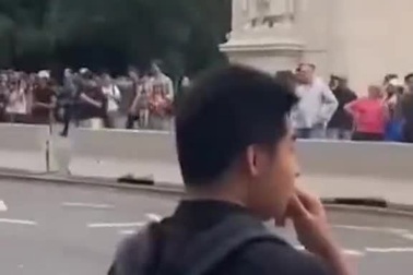 Các sinh viên tập trung để chứng kiến cảnh Barron cùng các vệ sĩ tới trường