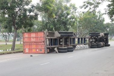 Container lật ngang, "chổng vó" giữa đường