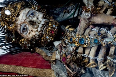 Những bộ hài cốt nằm “ngập” trong kho báu