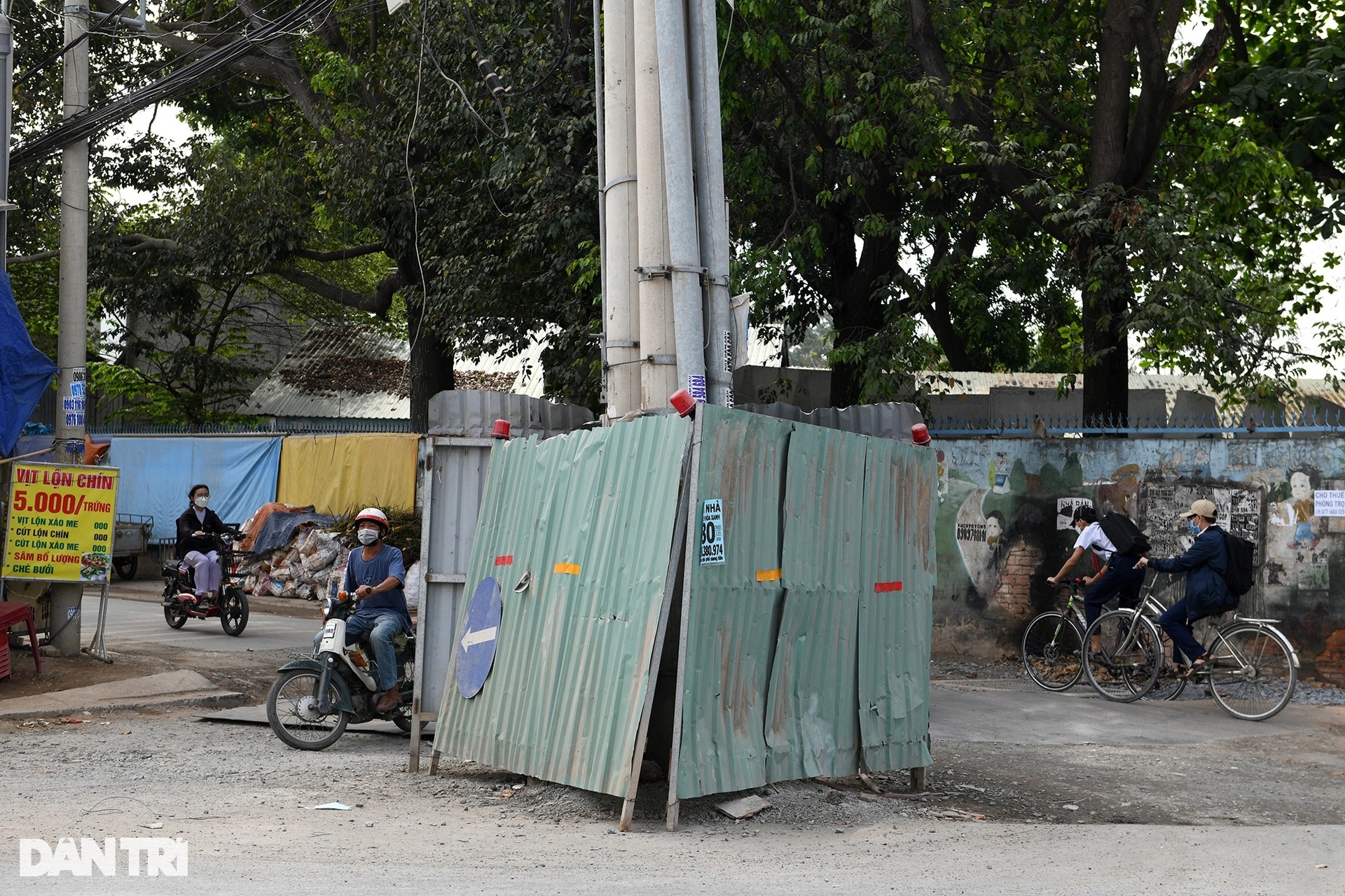 Ma trận trụ điện bủa vây cả tuyến đường, chờ gây họa cho người dân TPHCM - 8 Ma trận trụ điện bủa vây cả tuyến đường, chờ gây họa cho người dân TPHCM - 8
