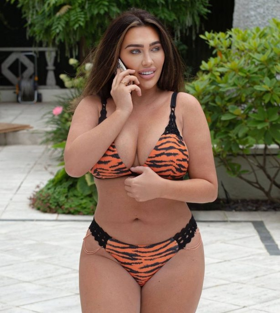 Lauren Goodger phản pháo khi bị chỉ trích vì chụp ảnh nude - 3 Lauren Goodger phản pháo khi bị chỉ trích vì chụp ảnh nude - 3