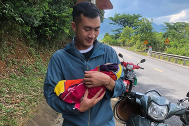 Công an trẻ chưa vợ làm bà đỡ, giúp sản phụ vượt cạn ven đường