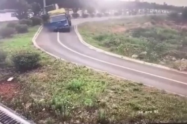 Chở nặng phóng nhanh, tài xế mở cửa thoát thân trước khi xe lật nghiêng